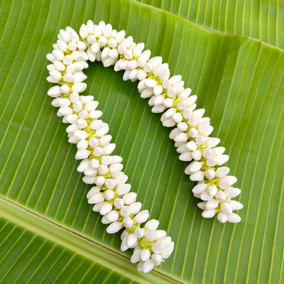 Bring a traditional charm to your look with this Medium Size Buds Artificial Flower strand, measuring 16 inches (1 molam). Perfect for hairstyles, festive wear, pooja decor, and gifting. 🌺✨ ✅ Rea