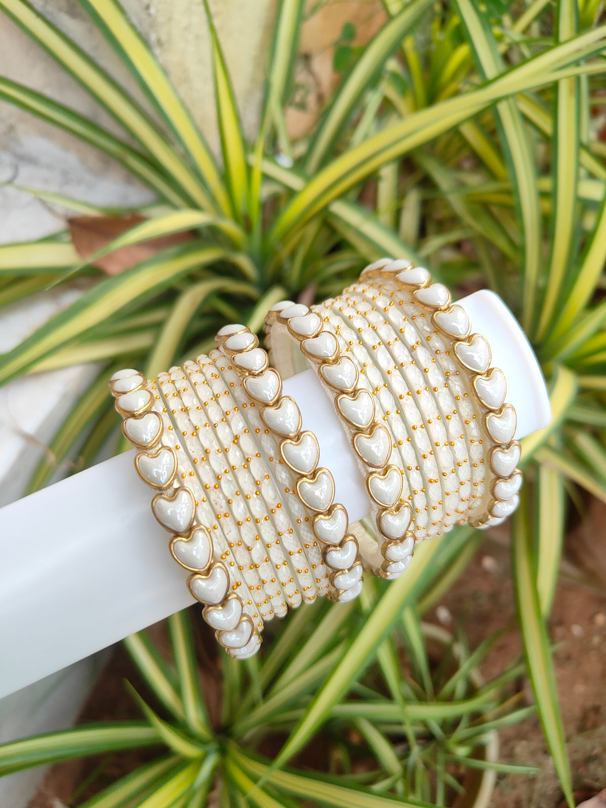 White Kundan Heart Silkthread Set With Glass Bangles