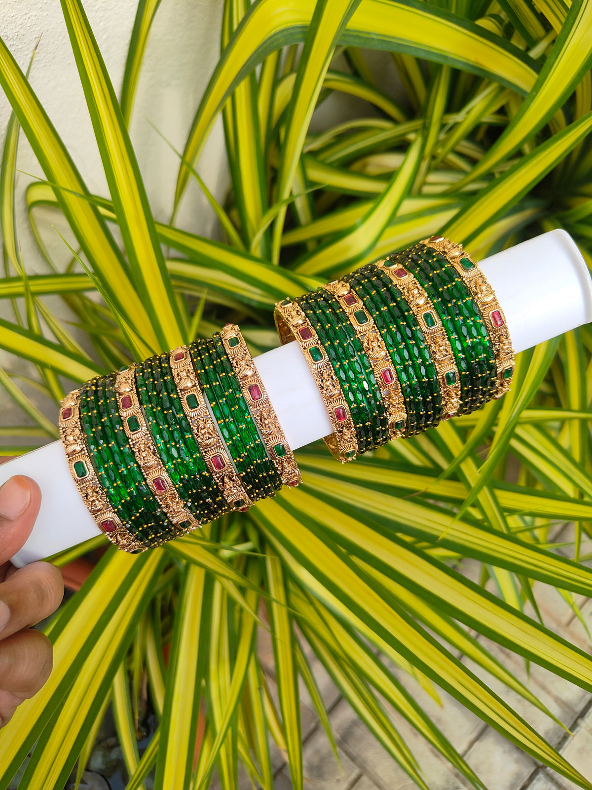 Aishwarya Lakshmi Metal Mix-Green Raindrop Glass Bangles