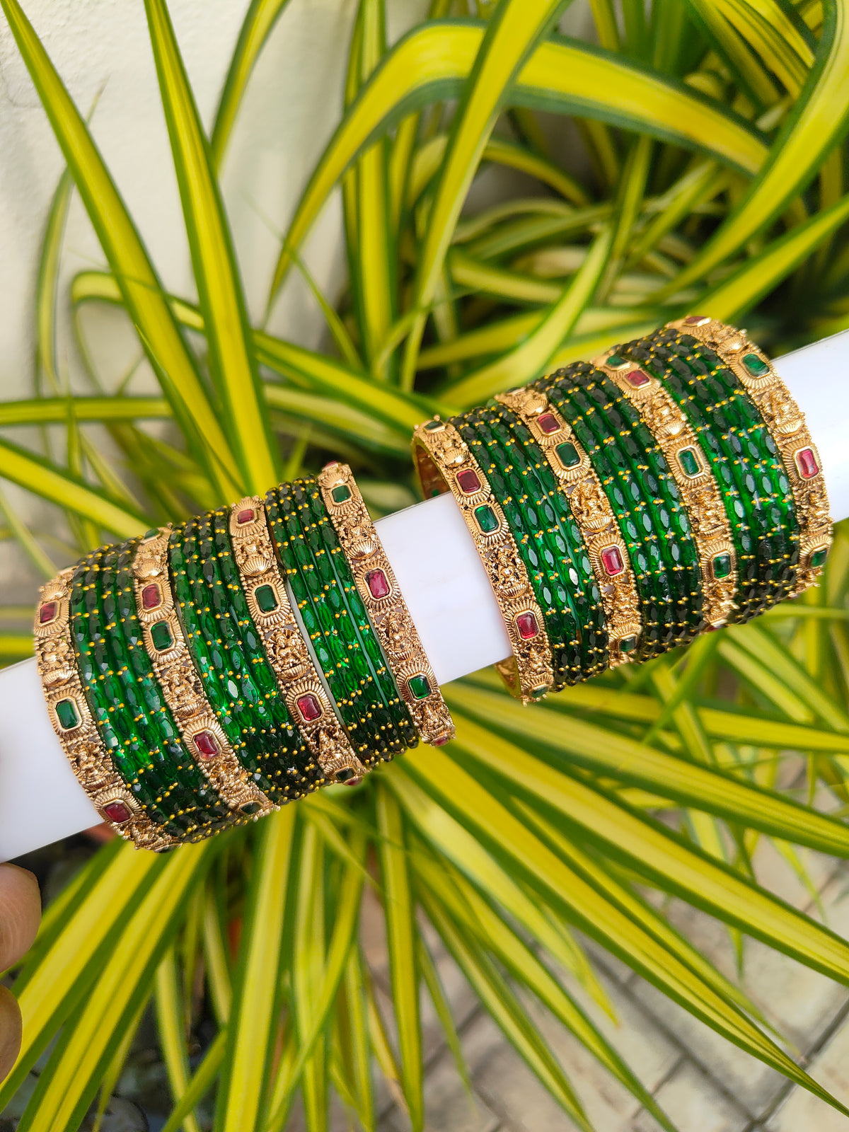 Aishwarya Lakshmi Metal Mix-Green Raindrop Glass Bangles