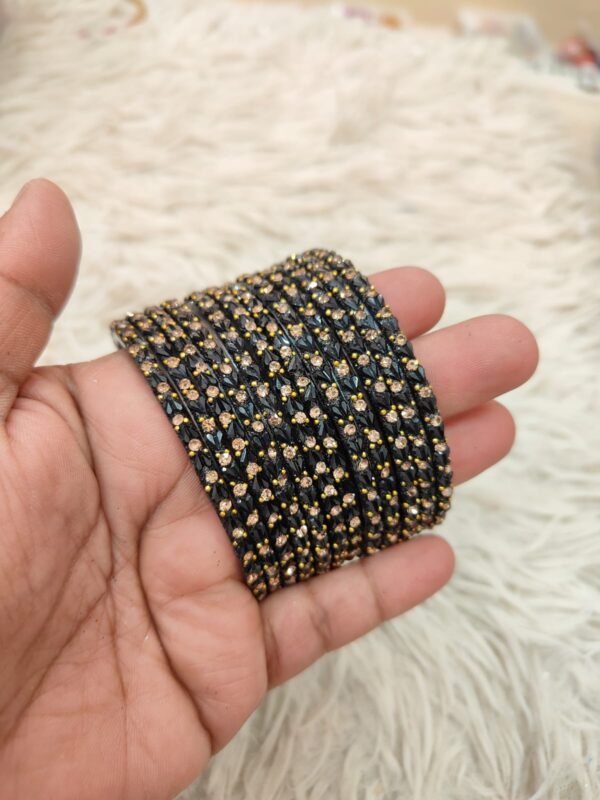 Heart model glass bangles(Black  )