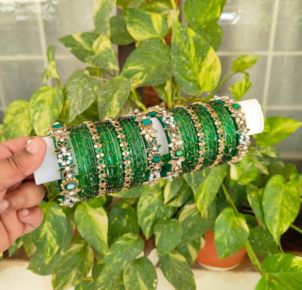 Dark green diamond set with glass bangles