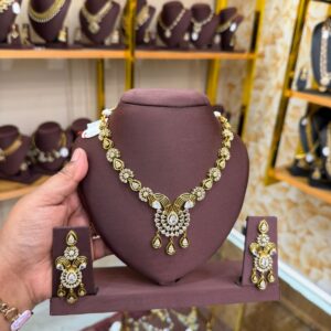 Non idol white stone necklace