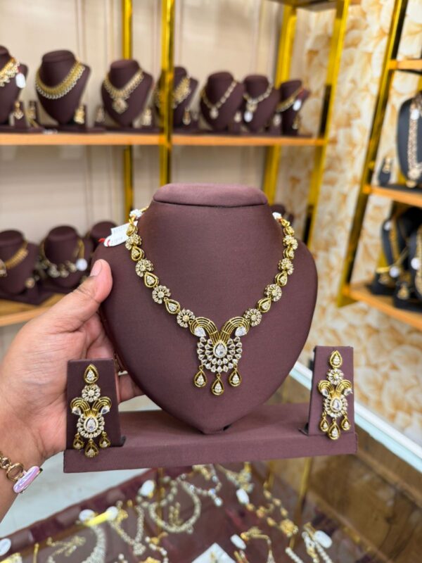 Non idol white stone necklace