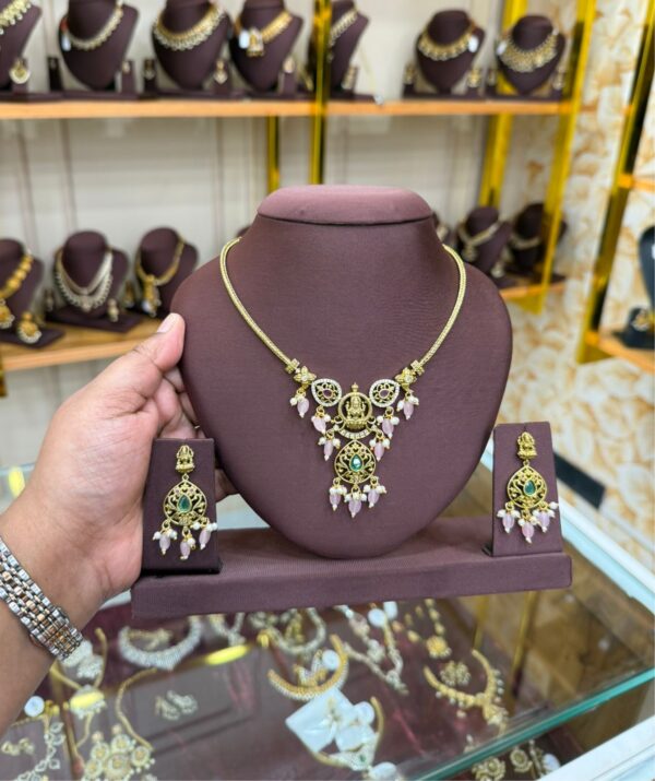 Petal Whispers necklace set