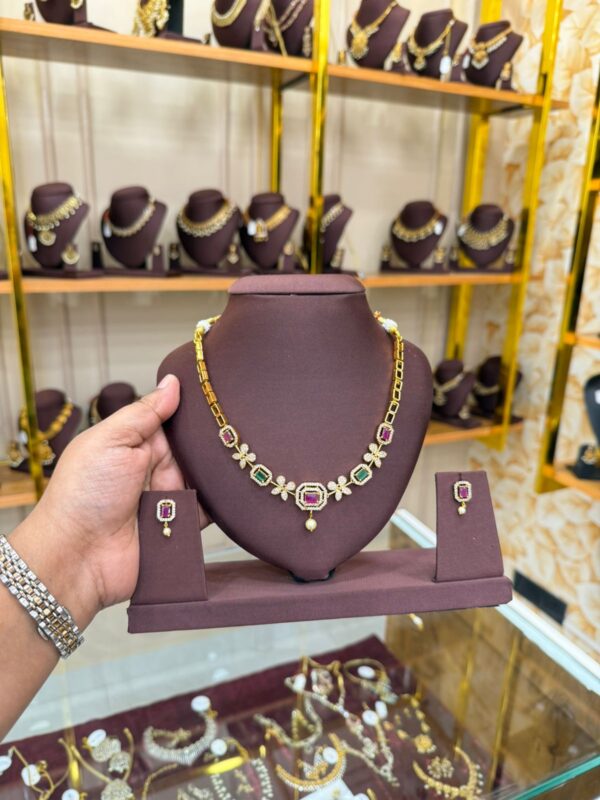 Tiara Touch necklace set